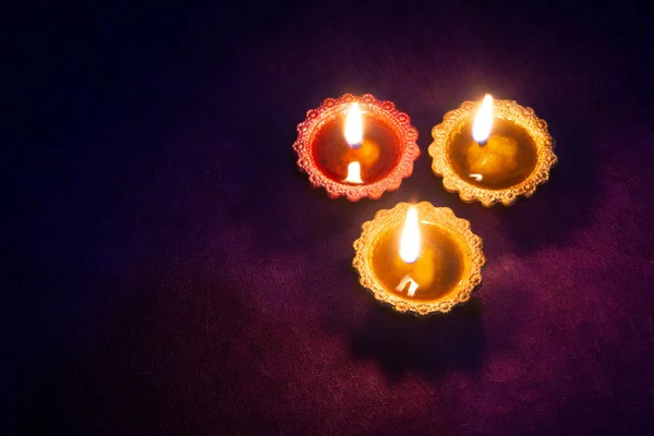 Diwali kutlaması sırasında Clay diya lambaları yandı. Hint festivali diwali