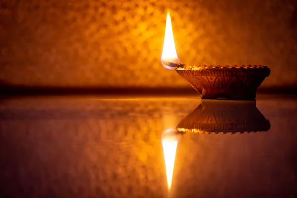 Mutlu Diwali 'ler - Diwali kutlamalarında yanan Clay diya lambası