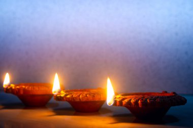 Diwali kutlaması sırasında Clay diya lambaları yandı. Hint festivali diwali