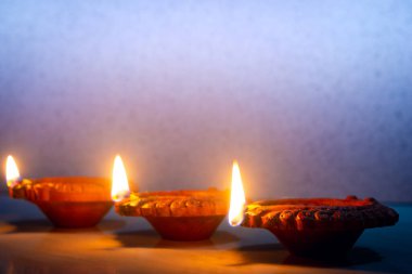 Diwali kutlaması sırasında Clay diya lambaları yandı. Hint festivali diwali