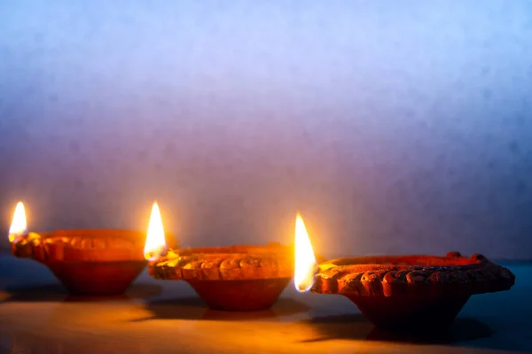 Diwali kutlaması sırasında Clay diya lambaları yandı. Hint festivali diwali