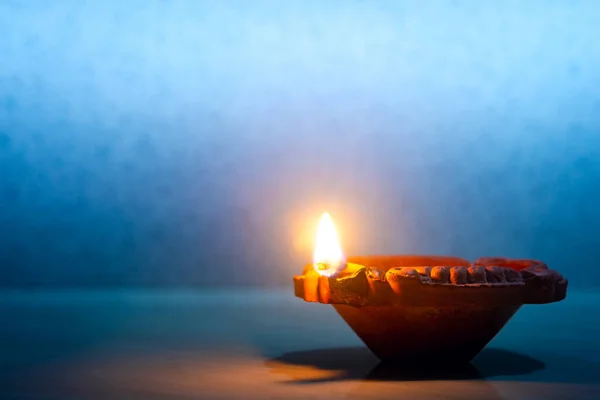 Mutlu Diwali 'ler - Diwali kutlamalarında yanan Clay diya lambası