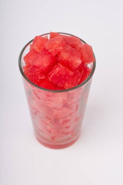 Karpuz dilimleri, beyaz arka planda beyaz şeffaf bir bardakta dizilmiş karpuz dilimleri, izole edilmiş..