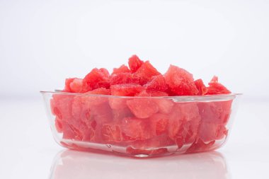 Karpuz dilimleri, şeffaf kare cam bir kasede sıralanmış karpuz dilimleri, beyaz kırsal arka plan, izole edilmiş..