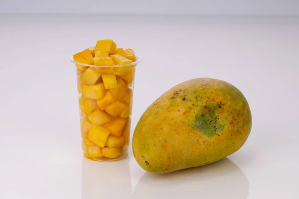 Cubes Mangue Mûrs Coupés Disposés Dans Verre Transparent Avec Mangue — Photo