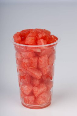 Karpuz dilimleri, şeffaf bir bardağa yerleştirilmiş karpuz dilimleri, beyaz arka plan, izole edilmiş..