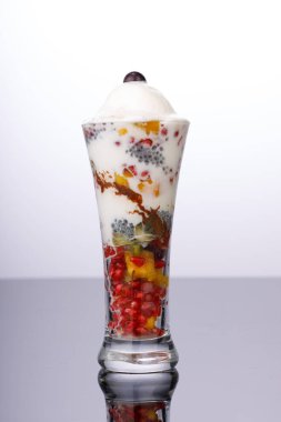 Karışık Meyveli Dondurma veya Falooda