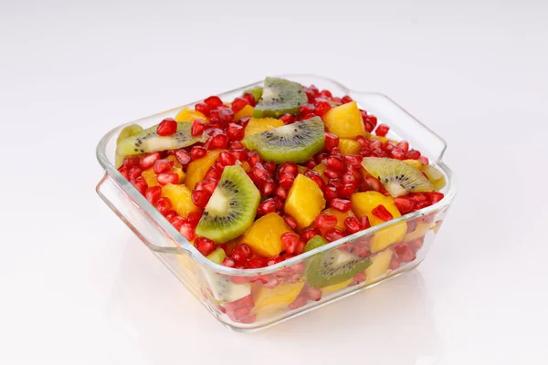Frutas Cortadas Mezcladas Dispuestas Recipiente Vidrio Transparente Con Fondo Blanco — Foto de Stock