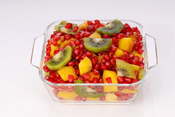 Gemischte Geschnittene Früchte Einer Transparenten Glasschale Mit Weißem Hintergrund Angeordnet — Stockfoto