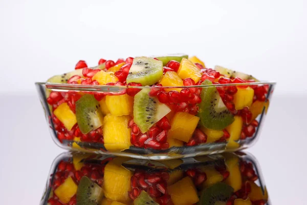 Misto Frutas Cortadas Dispostas Uma Tigela Vidro Transparente Com Fundo — Fotografia de Stock