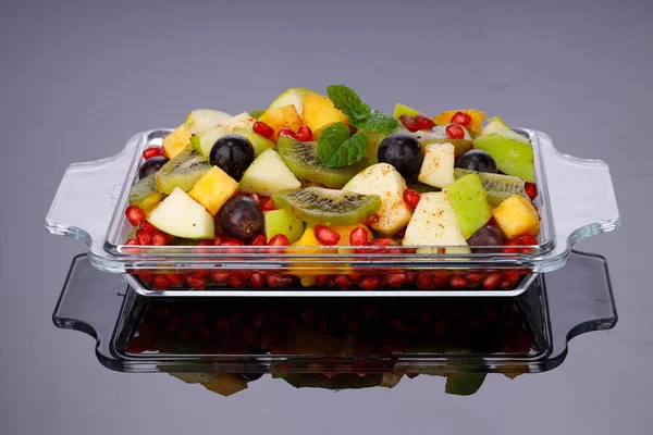 Salade Fruits Mélangés Disposés Dans Une Vaisselle Rectangle Transparente Garnie — Photo