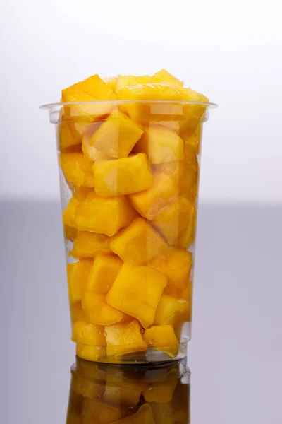 Cubes Mangue Mûrs Morceaux Coupés Disposés Dans Verre Transparent Avec — Photo