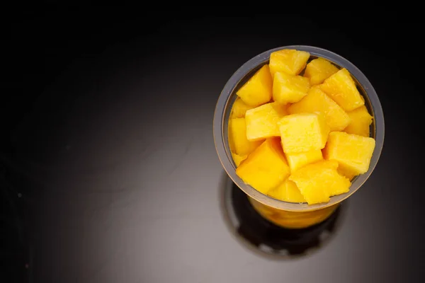 Cubes Mangue Mûrs Morceaux Coupés Disposés Dans Verre Transparent Avec — Photo