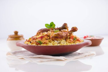 Tavuk biryani, Kerala usulü tavuk dum biryani jeera pilavı ve baharat kullanılarak yapıldı.