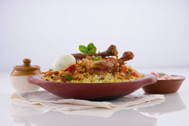 Tavuk biryani, Kerala usulü tavuk dum biryani jeera pilavı ve baharat kullanılarak yapıldı.