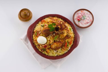 Tavuk biryani, Kerala usulü tavuk dum biryani jeera pilavı ve baharat kullanılarak yapıldı.
