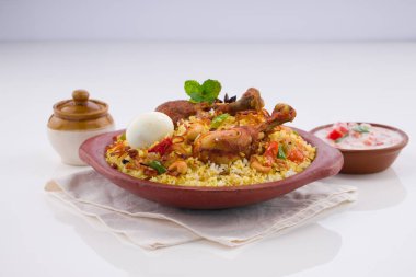 Tavuk biryani, Kerala usulü tavuk dum biryani jeera pilavı ve baharat kullanılarak yapıldı.
