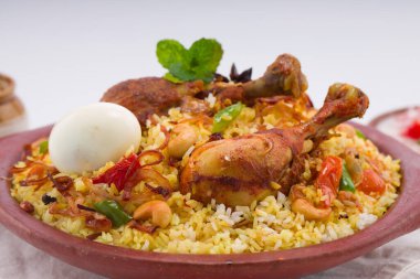 Tavuk biryani, Kerala usulü tavuk dum biryani jeera pilavı ve baharat kullanılarak yapıldı.