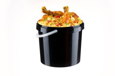 Tavuk Kovası Biryani, Kerala dum tavuk biryani beyaz desenli arka planda siyah bir kova içinde düzenlenmiş..