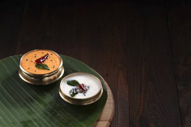 Hindistan cevizi turşusu. Kahvaltıda hardal, kuru soğuk ve köri yapraklı ana köri..