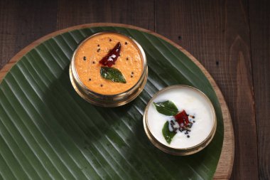 Hindistan cevizi turşusu. Kahvaltıda hardal, kuru soğuk ve köri yapraklı ana köri..