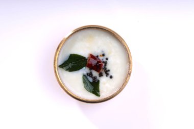 Hindistan cevizi turşusu, Güney Hindistan ana köri kahvaltısı. Beyaz renkte ve hardal, kuru soğuk ve köri yapraklı..