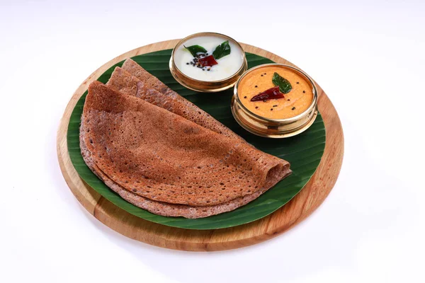 Ragi Dosa 南印度人健康的早餐用品 摆放在一个圆形木制底座上 旁边排列着香蕉叶和椰子胡桃 — 图库照片