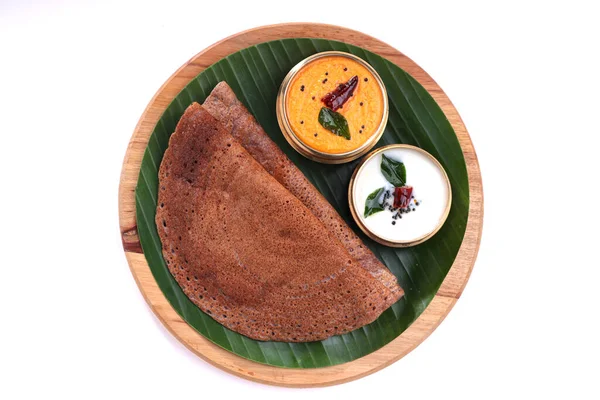 ラギドサ 健康的な南インドの朝食アイテムは バナナの葉とココナッツのチャツネが並んで丸い木のベースに配置されますそれの横に配置 — ストック写真