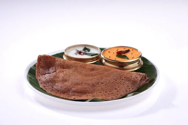 Ragi Dosa 南印度人健康的早餐用品 摆放在一个圆形木制底座上 旁边排列着香蕉叶和椰子胡桃 — 图库照片