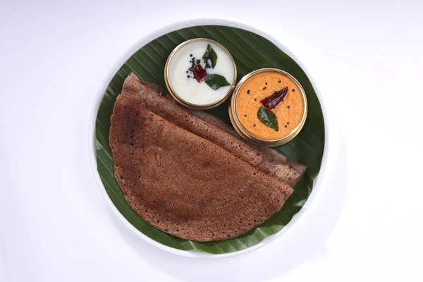 Ragi Dosa 南印度人健康的早餐用品 摆放在一个圆形木制底座上 旁边排列着香蕉叶和椰子胡桃 — 图库照片