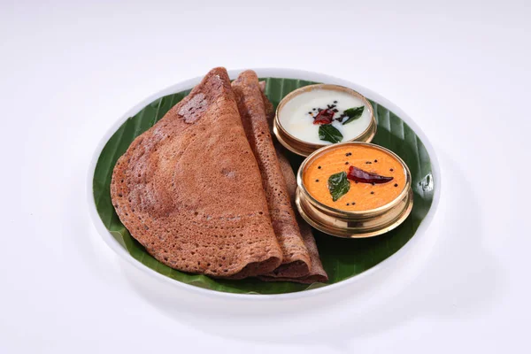 Ragi Dosa 南印度人健康的早餐用品 摆放在一个圆形木制底座上 旁边排列着香蕉叶和椰子胡桃 — 图库照片