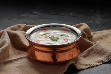 Raita Hint mutfağında, çiğ ya da pişmiş sebzelerle birlikte yapılan bir meze..