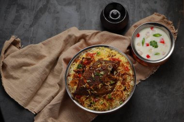 Balık Biryani, Güney Hindistan usulü balık biryani geleneksel olarak yanında raitha olan pirinç bir kaba yerleştirilir..