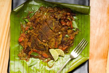 Meen Pollichathu veya balık pollichathu, lezzetli kerala yemeği, muz yaprağında pişirilmiş masala balığı..