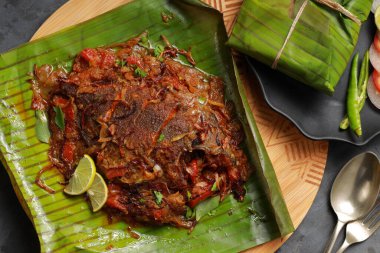 Meen Pollichathu veya balık pollichathu, lezzetli kerala yemeği, muz yaprağında pişirilmiş masala balığı..