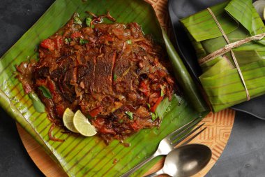 Meen Pollichathu veya balık pollichathu, lezzetli kerala yemeği, muz yaprağında pişirilmiş masala balığı..