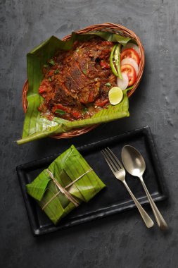 Meen Pollichathu veya balık pollichathu, lezzetli kerala yemeği, muz yaprağında pişirilmiş masala balığı..