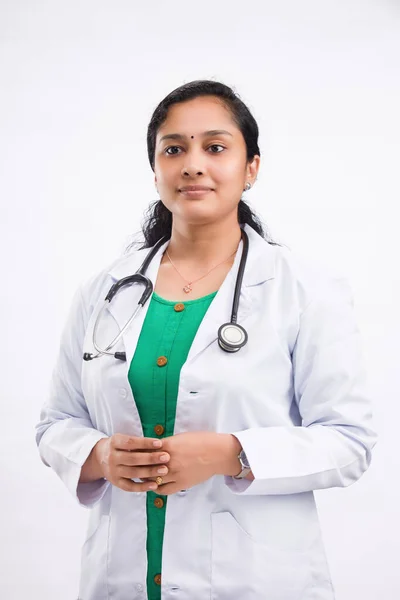 Médico Femenino Indio Retrato Una Joven Doctora Del Sur India — Foto de Stock