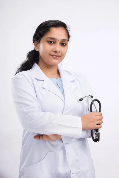 Ινδή Γυναίκα Γιατρός Πορτραίτο Ενός Νότιου Ινδική Νεαρή Γιατρός Κρατώντας — Φωτογραφία Αρχείου