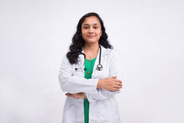 Hintli kadın doktor, elinde stetoskop tutan Hintli genç bir doktorun portresi..