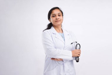 Hintli kadın doktor, elinde stetoskop tutan Hintli genç bir doktorun portresi..