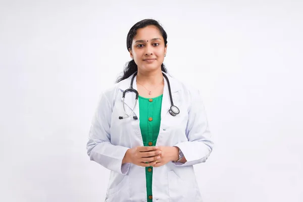 Indiai Doktornő Portré Egy Dél Indiai Fiatal Doktornőről Aki Sztetoszkópot — Stock Fotó