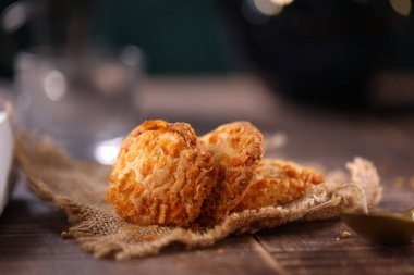 Mısır gevreği kurabiyeleri, ev yapımı bisküviler güzelce yerleştirilmiş.