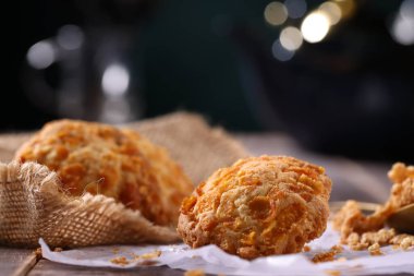 Mısır gevreği kurabiyeleri, ev yapımı bisküviler güzelce yerleştirilmiş.