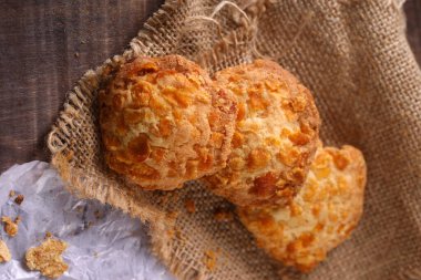 Mısır gevreği kurabiyeleri, ev yapımı bisküviler güzelce yerleştirilmiş.