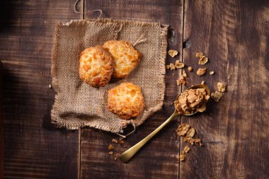 Mısır gevreği kurabiyeleri, ev yapımı bisküviler güzelce yerleştirilmiş.