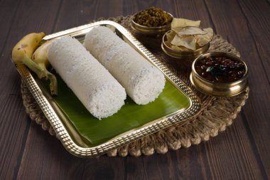 Puttu / Çiğ pirinç puttu / Arisi Maavu Puttu ve chana körili / kadala körili-Kerala özel kahvaltı öğeleri