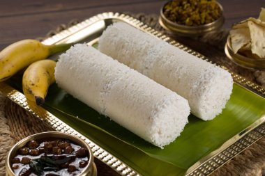Puttu / Çiğ pirinç puttu / Arisi Maavu Puttu ve chana körili / kadala körili-Kerala özel kahvaltı öğeleri