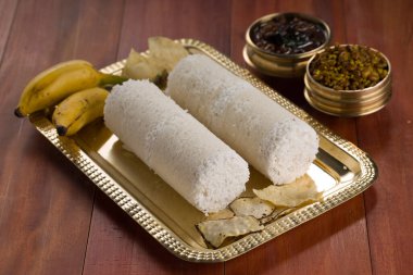 Puttu / Çiğ pirinç puttu / Arisi Maavu Puttu ve chana körili / kadala körili-Kerala özel kahvaltı öğeleri