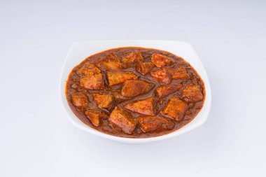 Beyaz arka planlı beyaz kasede hazırlanmış biftek masalı ya da ev yapımı köri tarifi